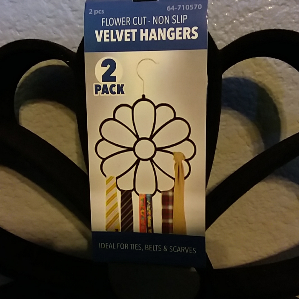 2 pack velvet hangers - Picture 2 of 2
